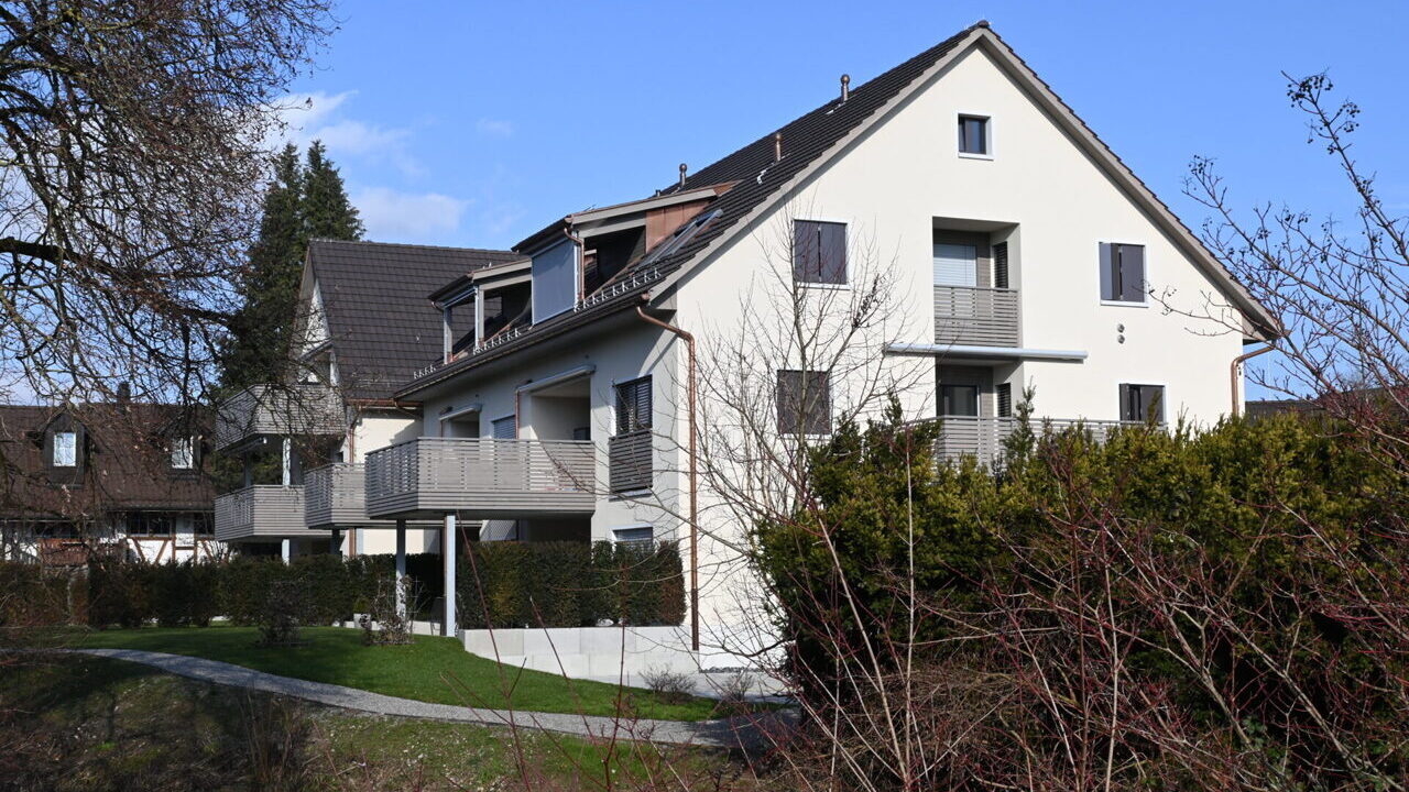 Mehrfamilienhaus in Mönchaltorf Slide 1