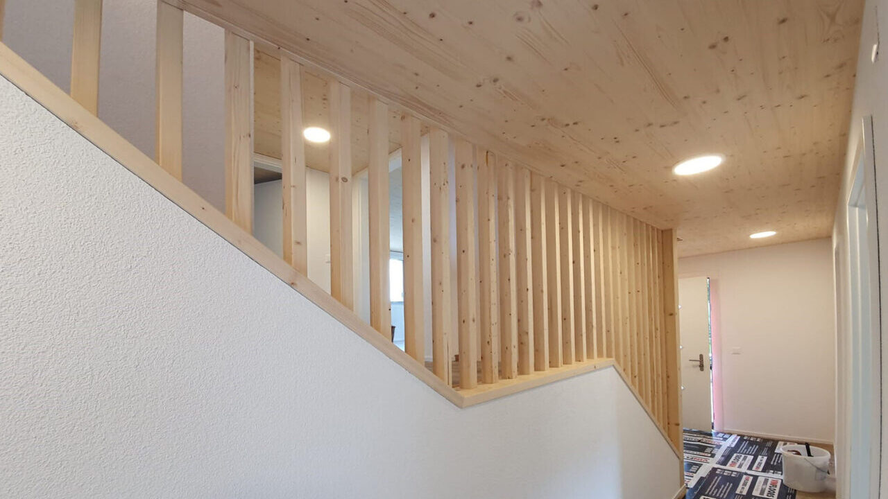 Treppe mit Galerie in Bauernhaus Slide 5