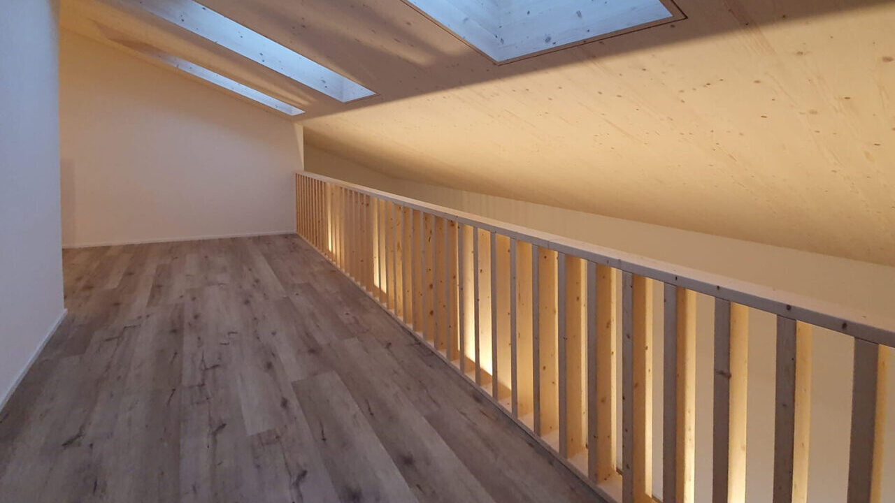 Treppe mit Galerie in Bauernhaus Slide 1