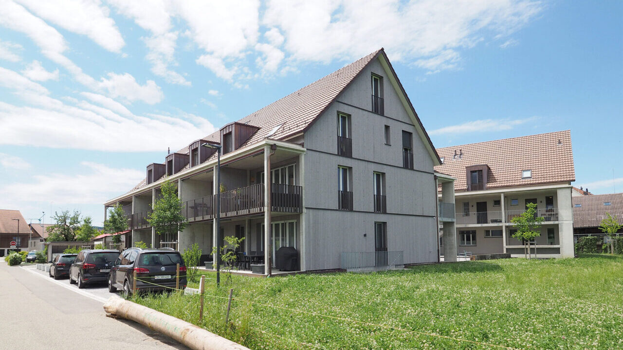Mehrfamilienhaus in Nänikon Slide 1