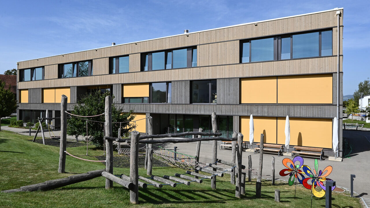 Dachaufstockung in Grüningen Slide 1