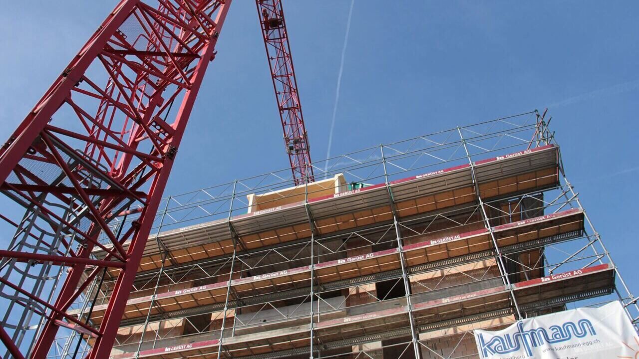 Aufrichten eines Mehrfamilienhauses in Uster Slide 2