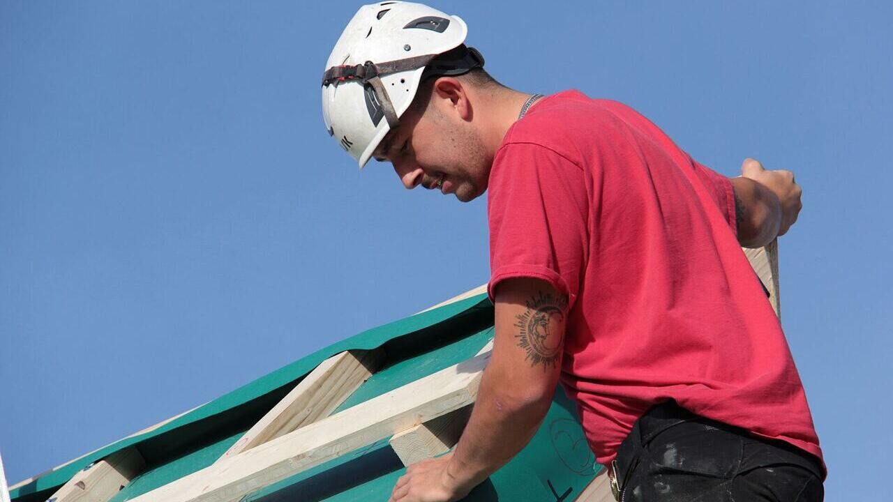 Aufrichten eines Mehrfamilienhauses in Uster Slide 4