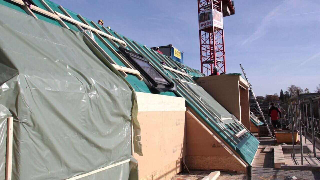 Aufrichten eines Mehrfamilienhauses in Uster Slide 7