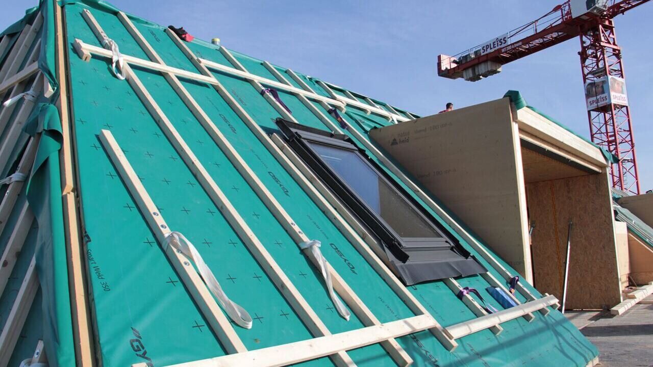 Aufrichten eines Mehrfamilienhauses in Uster Slide 9