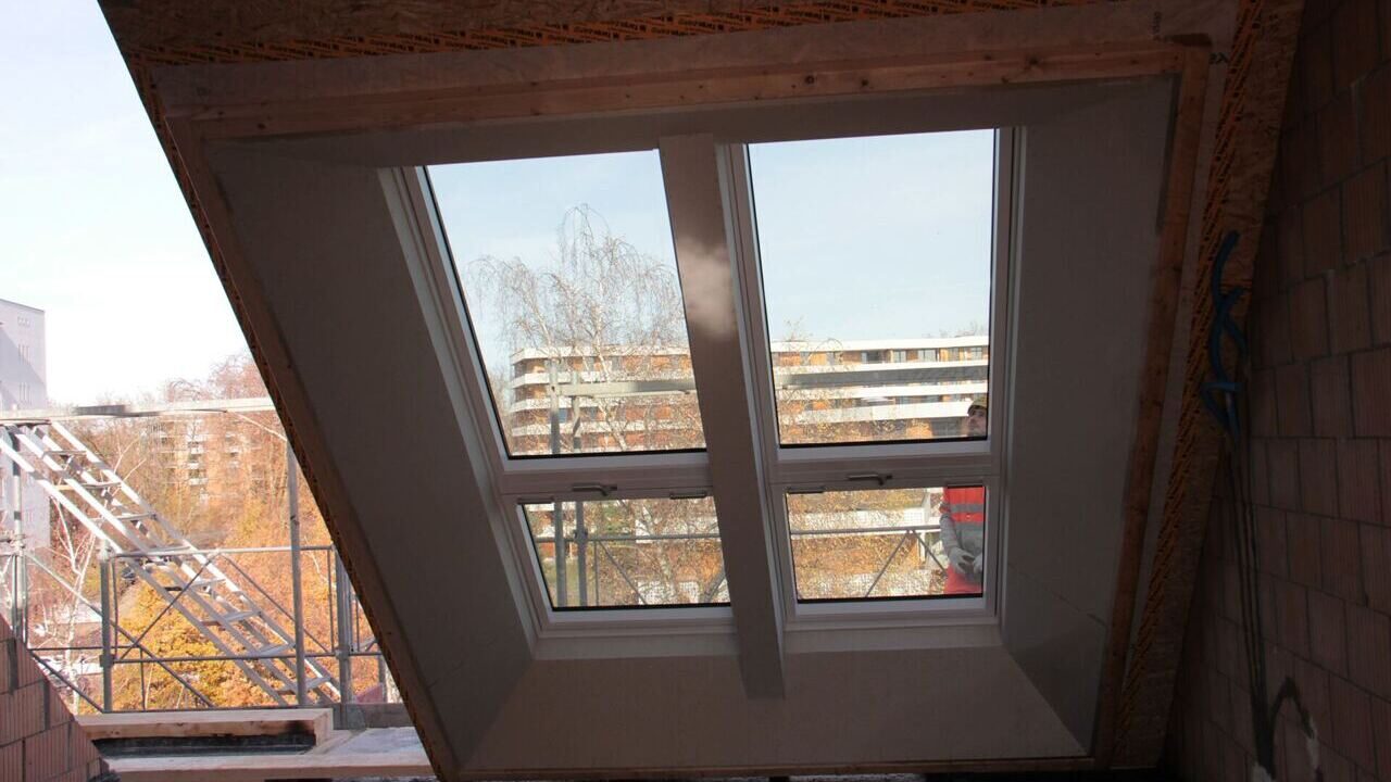 Aufrichten eines Mehrfamilienhauses in Uster Slide 11