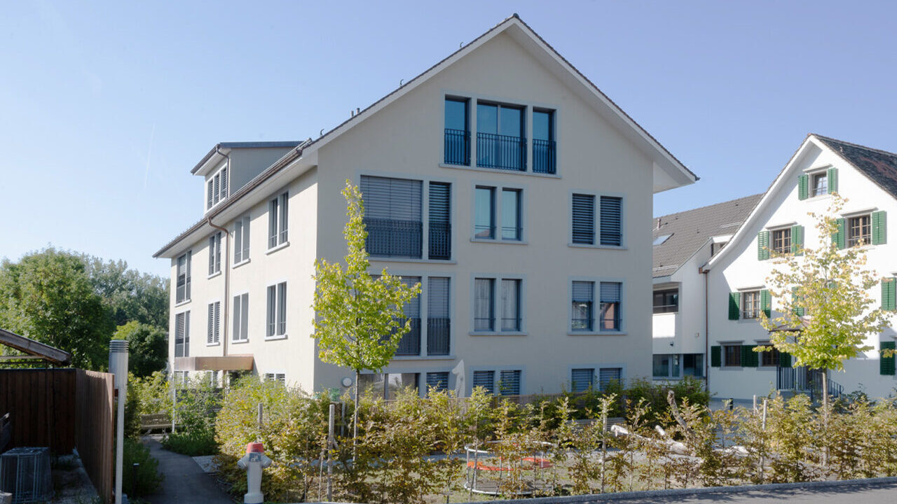 Mehrfamilienhaus in Pfaffhausen Slide 1