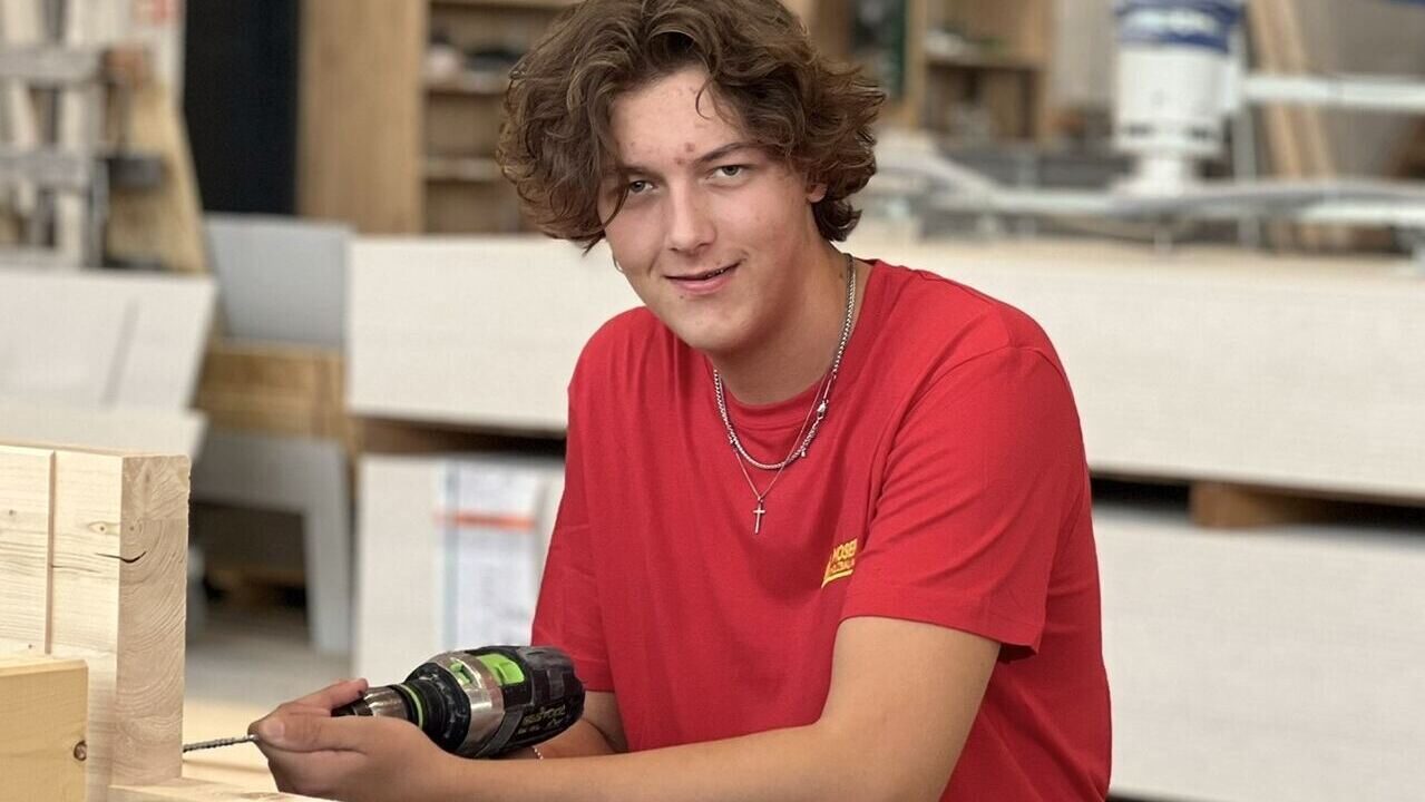 Herzlich willkommen... fünf neue Lernende! Slide 4