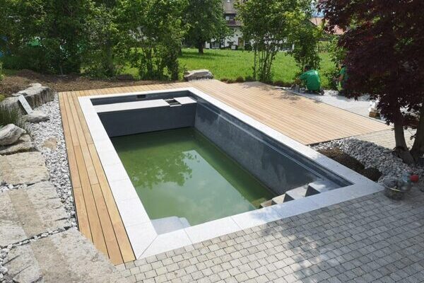 Poolumrandung in Gutenswil