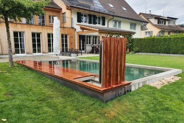 Poolumrandung mit Servicedeckel