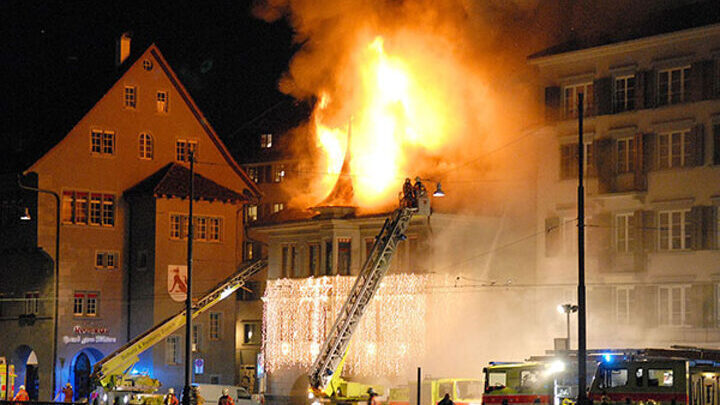 Bild zum Text: 8/2009 - Schweizer Holzbau: Neues Gebälk in traditioneller Machart