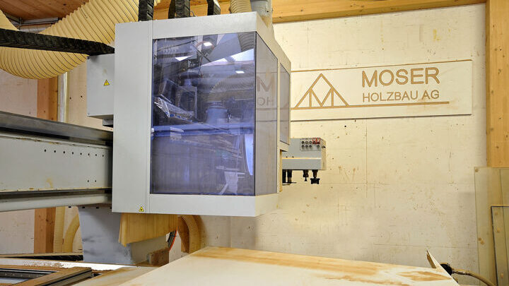 Bild zum Text: CNC-Maschine in Halle 2