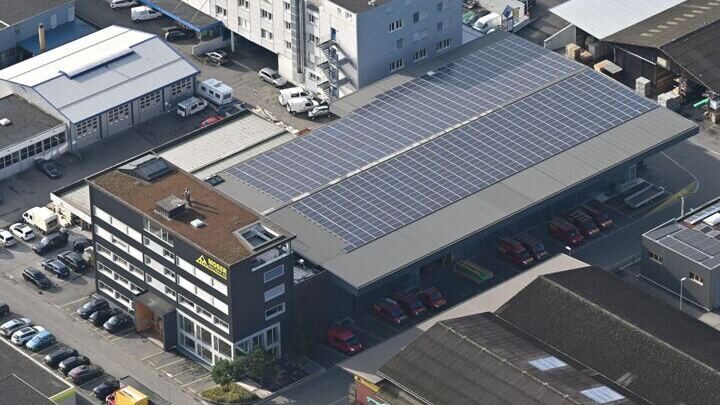 Bild zum Text: Vogelperspektive Büro mit Produktionshallen